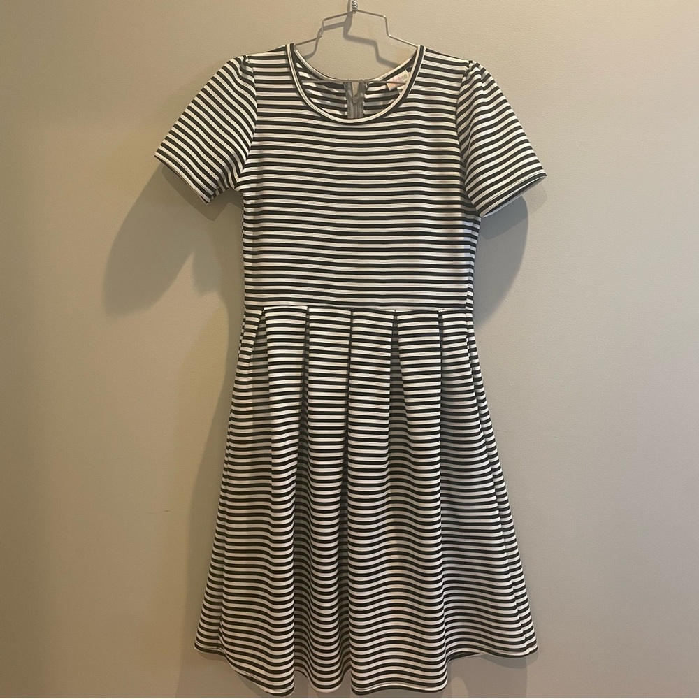 LuLaRoe Amelia Pleated Formal Zipper Dress Black White Striped size large EUC